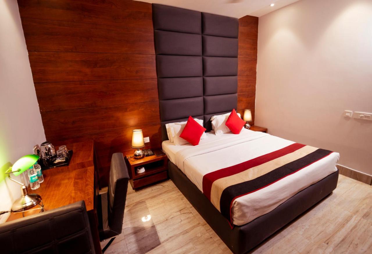 Hotel Crossroad Lucknow Exterior photo