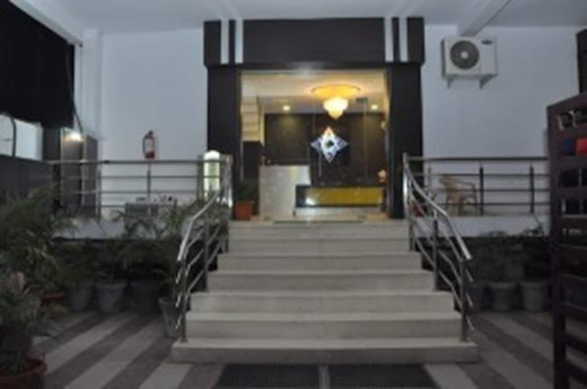 Hotel Crossroad Lucknow Exterior photo