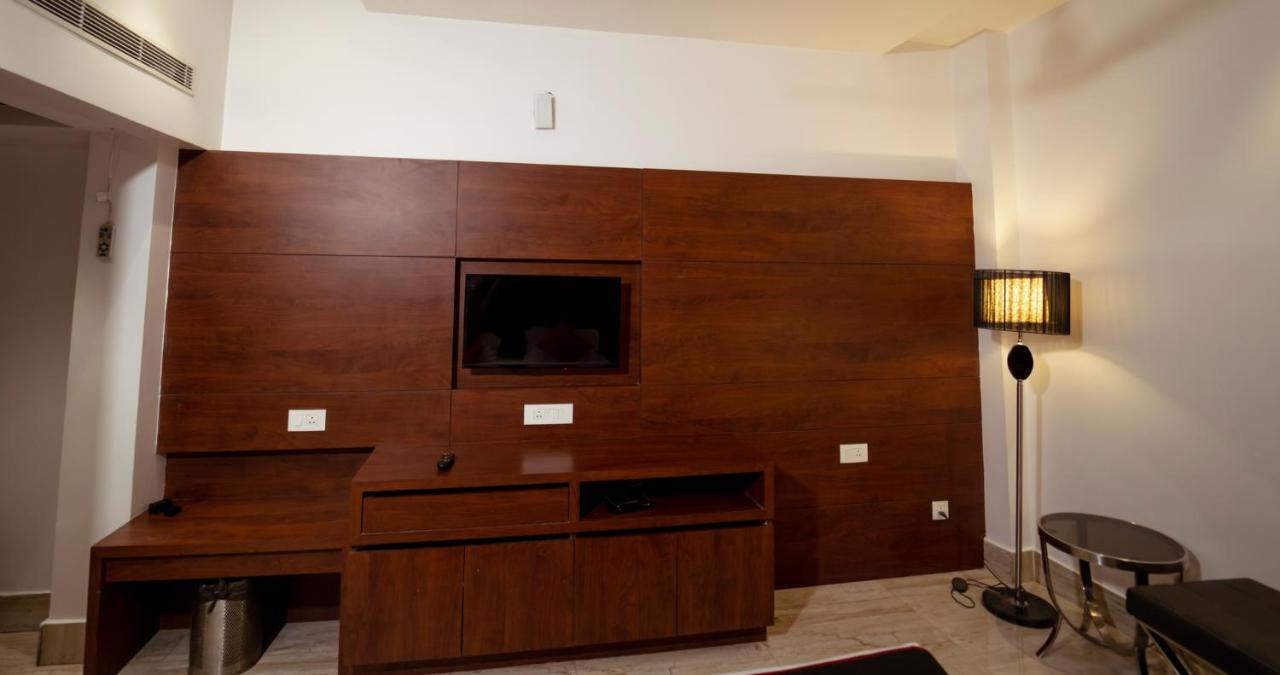 Hotel Crossroad Lucknow Exterior photo