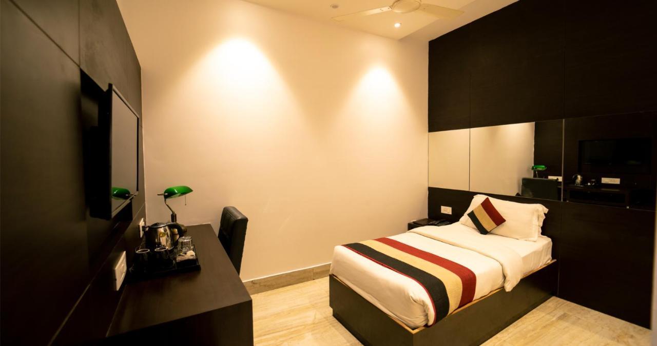 Hotel Crossroad Lucknow Exterior photo